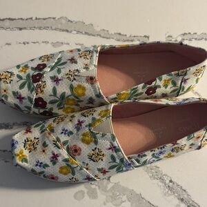 TOMS Women's Multicolor Floral Canvas Loafers